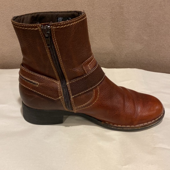 Clarks ankle Boots size 7 dark brown leather upper 1.5 inch heel zipper side - Picture 2 of 6